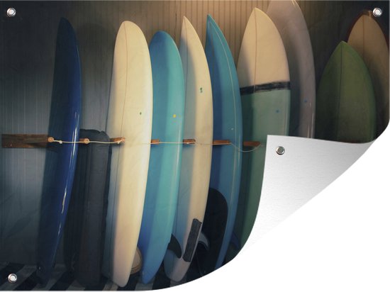 Tuinschilderij Surfplanken die zich in een rek bevinden - 80x60 cm - Tuinposter - Tuindoek - Buitenposter