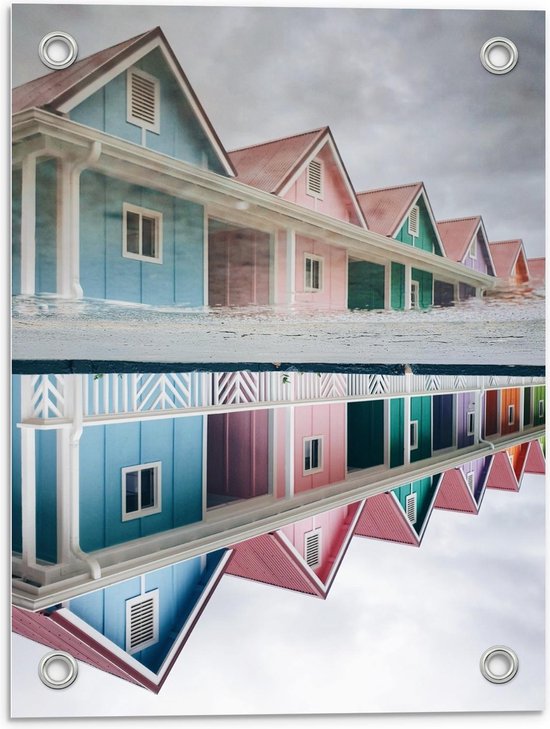Tuinposter – Weerspiegeling van Gekleurde Huisjes in het Water - 30x40cm Foto op Tuinposter  (wanddecoratie voor buiten en binnen)