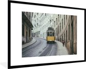 Fotolijst incl. Poster - De gele tram rijdt omhoog in de steile straten van Lissabon - 90x60 cm - Posterlijst