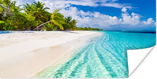 Palmbomen bij een tropisch wit strand en blauw water Poster 150x75 cm - Foto print op Poster (wanddecoratie woonkamer / slaapkamer) / Zeeën en meren Poster / Zee en Strand