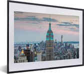 Photo en cadre - L' Empire State Building illuminé à New York cadre photo noir avec passe-partout blanc petit 40x30 cm - Affiche sous cadre (Décoration murale salon / chambre)