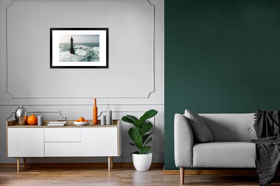 Photo encadrée - Une vague derrière le phare de la Jument en France cadre photo 60x40 cm - Affiche encadrée (Décoration murale salon / chambre)