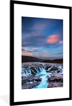 Fotolijst incl. Poster - Gloeiende wolken boven de waterval bij de Geysir in Europa - 80x120 cm - Posterlijst