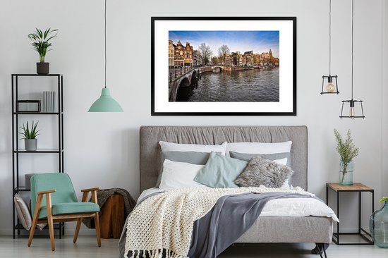 Photo encadrée - Photo de l'américain Keizersgracht sous un ciel bleu avec cadre photo nuages 120x80 cm - Affiche encadrée (Décoration murale salon / chambre)