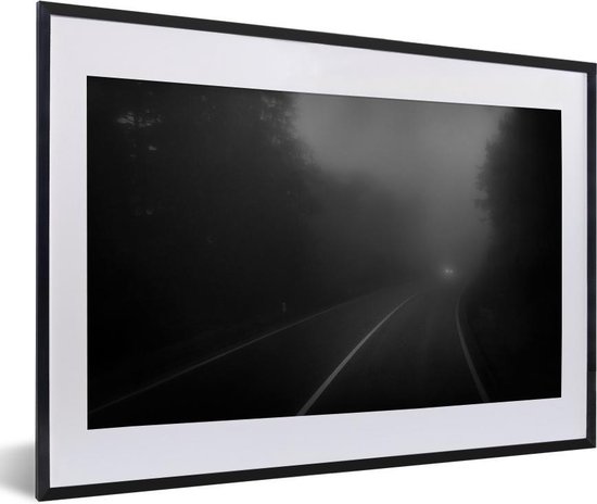 Image encadrée - Les Phares d'une voiture brillent à travers un cadre photo forêt brumeuse 60x40 cm - Affiche encadrée (Décoration murale salon / chambre)