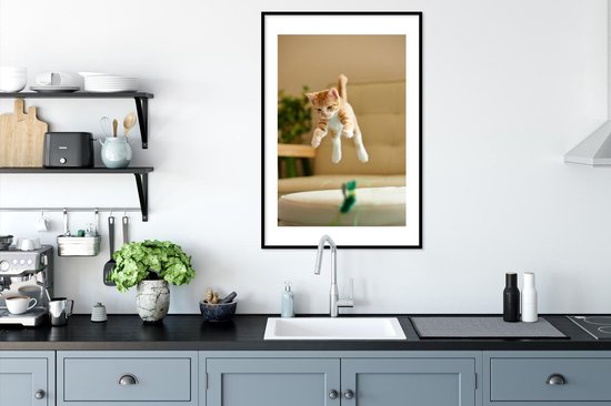Photo encadrée - Cadre photo chat sautant noir avec passe-partout blanc 60x90 60x90 cm - Affiche encadrée (Décoration murale salon / chambre)
