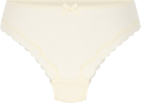 Slip brésilien crème avec tissu côtelé, bordure en dentelle et un nœud sur le devant.