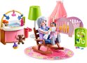 Playmobil poppenhuis babykamer set met oma die baby voedt in een wipstoel, naast een wieg en commode.