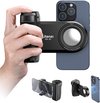 Zwarte magnetische smartphone grip met ergonomisch handvat, bevestigd aan een smartphone.
