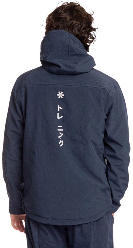Man draagt marineblauwe softshell jas, achterkant met witte Japanse tekst.