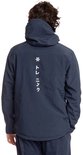 Man draagt marineblauwe softshell jas, achterkant met witte Japanse tekst.