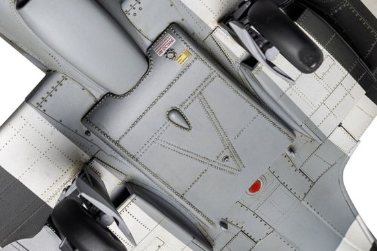 Kit de Avions Airfix - 17001A Supermarine Spitfire Mk.Ixc - Flying Dray - Avion de chasse britannique de la Seconde Guerre mondiale - Avec verre à bière en plastique exclusif - 1:24