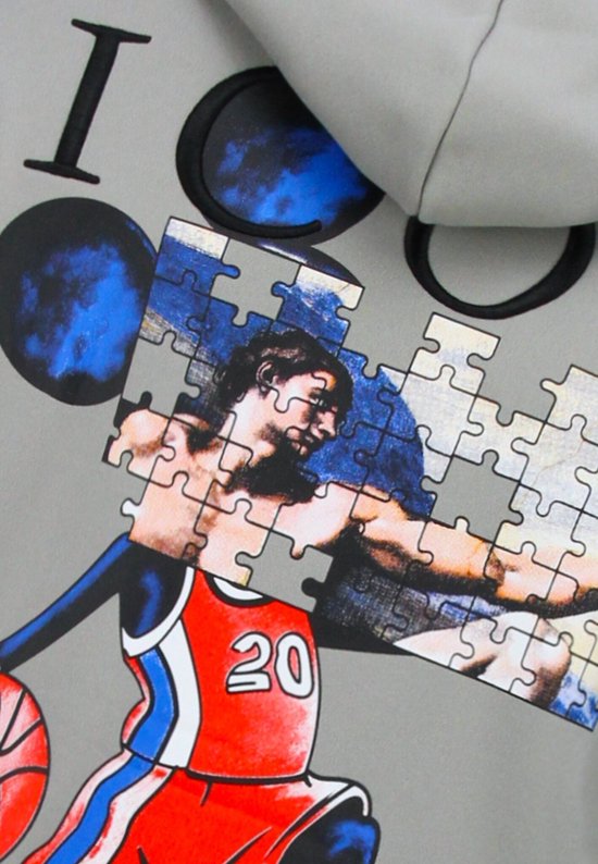 Detail van de achterkant van een grijze hoodie met een puzzelprint van een basketballer.