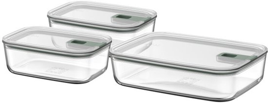 Trois récipients de conservation en verre de différentes tailles, avec des couvercles transparents et des fermetures vertes.