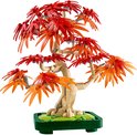 Gedetailleerde LEGO Japanse esdoorn bonsaiboompje met rode en oranje bladeren op een groene pot.