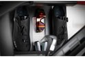 Close-up van zwarte Stasdock fietsbeugel met zwarte fietsschoenen, oranje fietsbril en CO2 patronen.