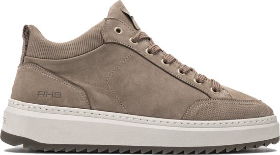 Beige suède sneaker met vetersluiting en RHEB-logo op de zijkant.