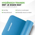 Een opgerolde petrolblauwe Tunturi fitnessmat met de tekst 'Hygiënisch trainen met je eigen mat'.