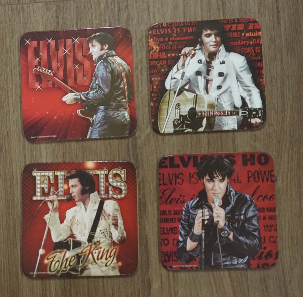 Onderzetters Elvis Presley op rode ondergrond set van 4 stuks - onderzetters voor glazen 4 verschillende afbeeldingen van Elvis Presley - Elvis Presley artikelen - cadeau tip voor Elvis Presley fans - Elvis Presley huishoudelijke artikel
