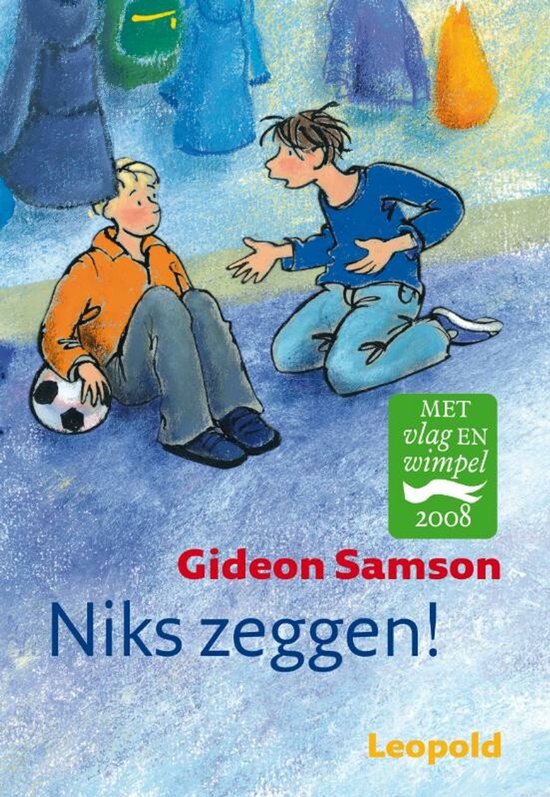 Twee jongens praten met een voetbal, met de tekst 'Niks zeggen!' en 'Gideon Samson'.