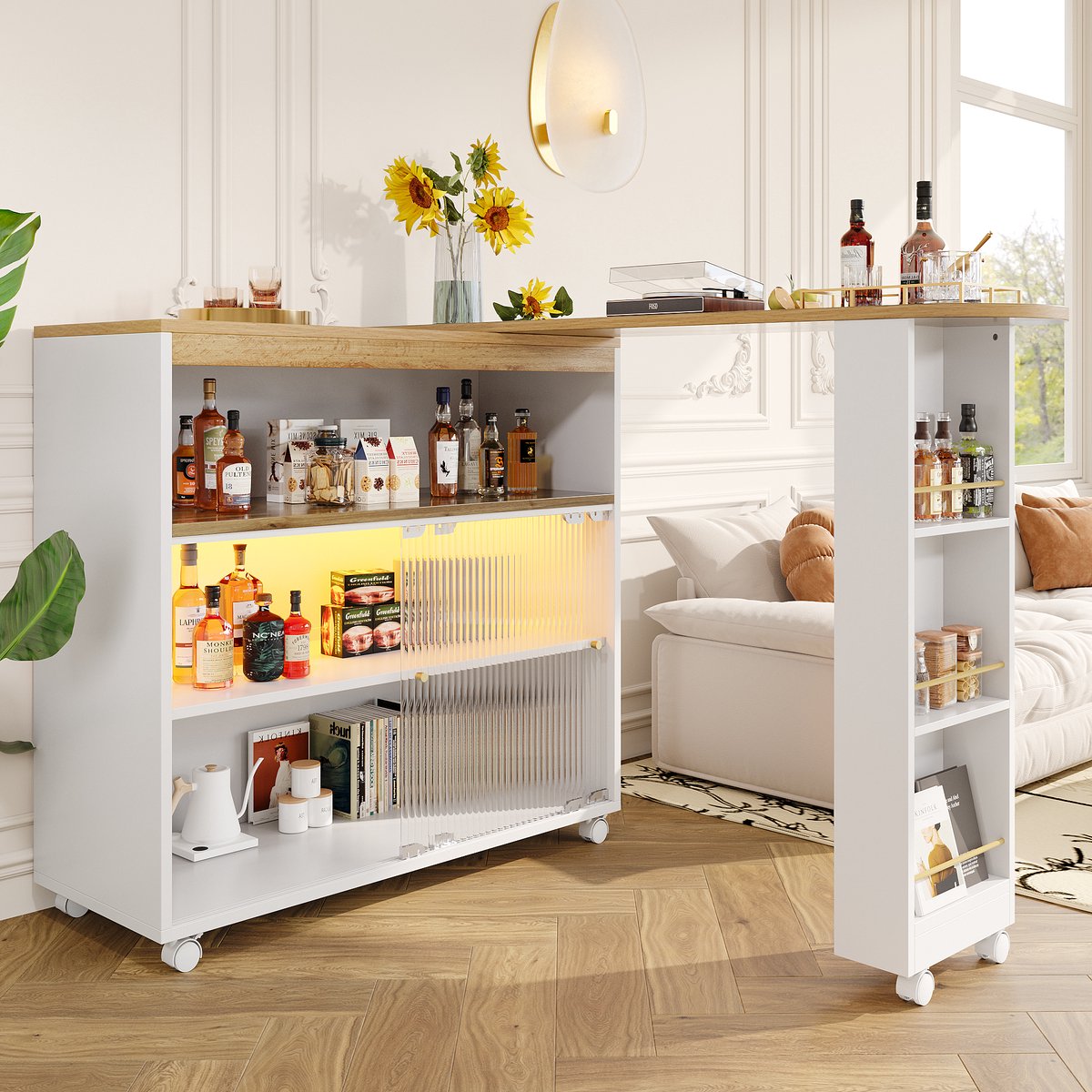 OKWISH Bartafel – Uittrekbaar 138-204×39×105 cm – 3 Opbergniveaus Met Schuifdeuren Van Regenboogglas – Met Instelbare LED-verlichting – Draaibaar Op Wielen – MDF Wit
