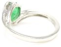 Zilveren ring met een groene steen en kleine witte steentjes aan de zijkant, gezien vanaf de achterkant.