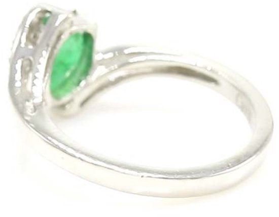 Zilveren ring met een groene steen en kleine witte steentjes aan de zijkant, gezien vanaf de achterkant.