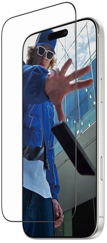 Een glazen screenprotector wordt bovenop een iPhone 17 Pro Max geplaatst. Een man met zonnebril en blauwe jas is te zien op het telefoonscherm.