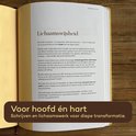 Open Vertellis Heling Journal met tekst over lichaamsbewustzijn en transformatie, met een geometrisch symbool.