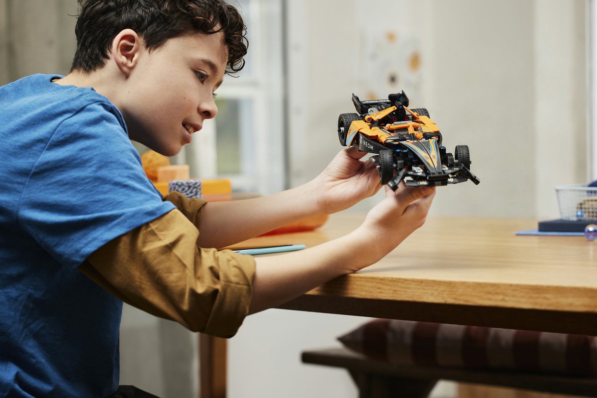 LEGO Technic NEOM McLaren Formula E racewagen - 42169 — afbeelding 17