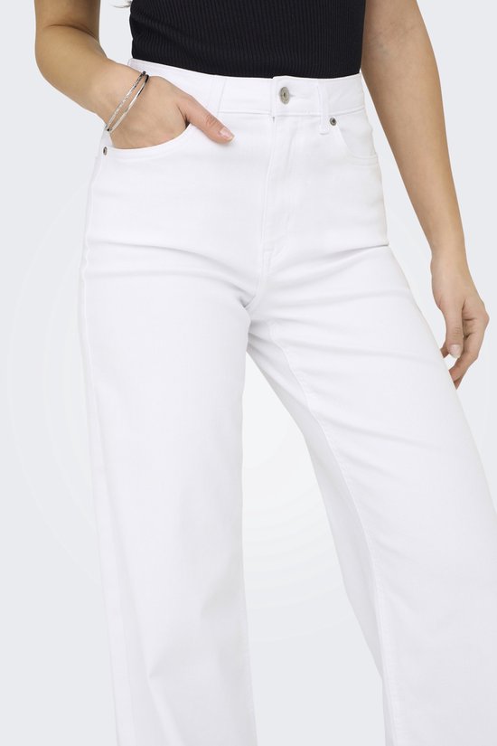 Close-up van de voorkant van witte wide-leg jeans.
