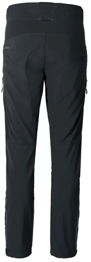 Zwarte softshell fietsbroek, achterkant, met ritsen en donkerblauwe accenten.