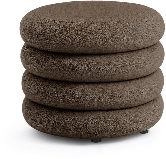 Pouf brun empilé en tissu peluche, avec quatre couches rondes.