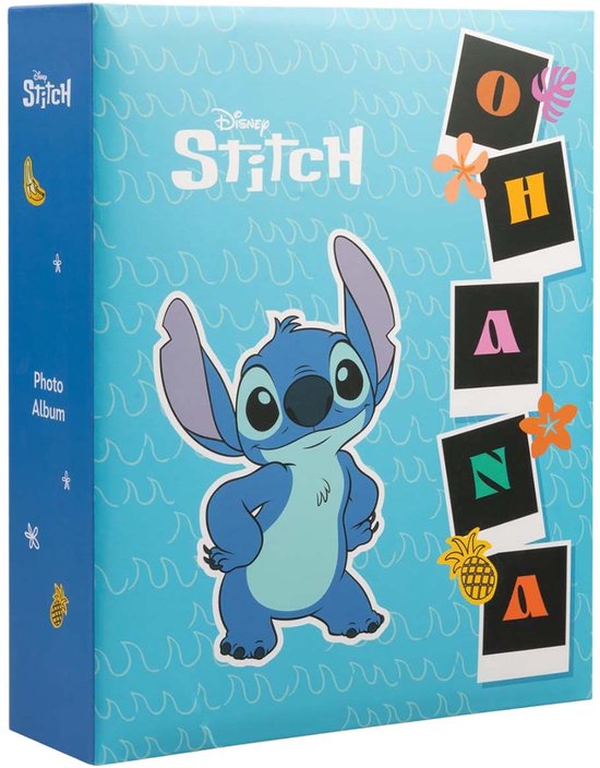 Blauw fotoalbum met Stitch die staat. Op de voorkant foto's met de letters 'OHANA'. Omringd door golven.