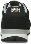 Achterkant van zwarte lage sneakers met witte en grijze strepen. Het Jack & Jones logo is zichtbaar op de hiel.