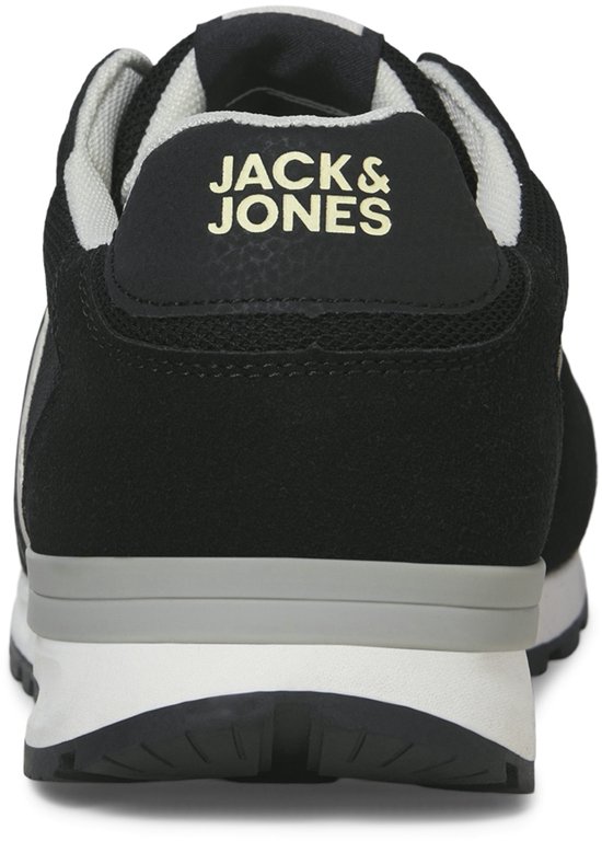 Achterkant van zwarte lage sneakers met witte en grijze strepen. Het Jack & Jones logo is zichtbaar op de hiel.