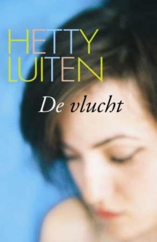 Boekomslag van 'De vlucht' door Hetty Luiten, met een wazige foto van een vrouw.