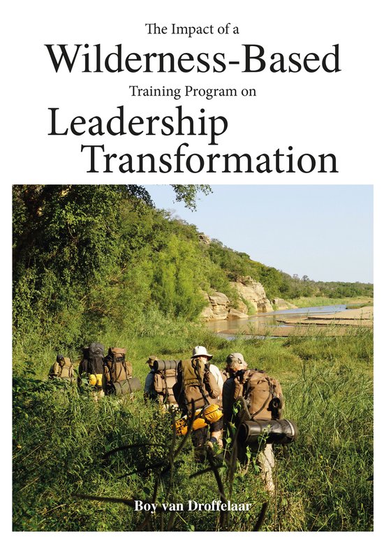 Een groep mensen met rugzakken wandelt door groen gras bij een rivier, met de tekst 'The Impact of a Wilderness-Based Training Program on Leadership Transformation'.