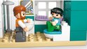 Homme et garçon Duplo près de toilettes et d'un lavabo avec miroir.
