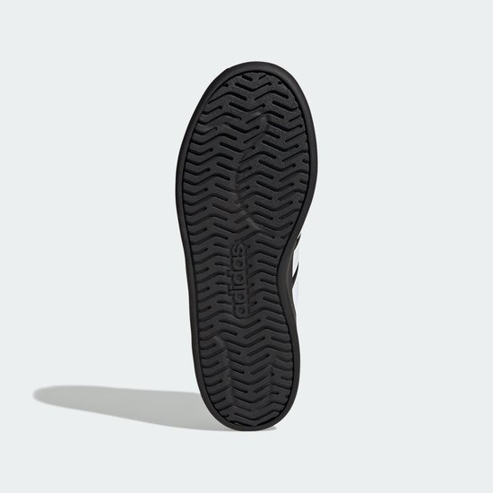 Onderkant van een zwarte damessneaker met Adidas-logo en profielzool.