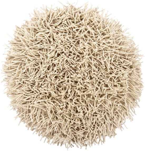 Ronde off-white shaggy badmat met gedraaide lusjes op een witte achtergrond.