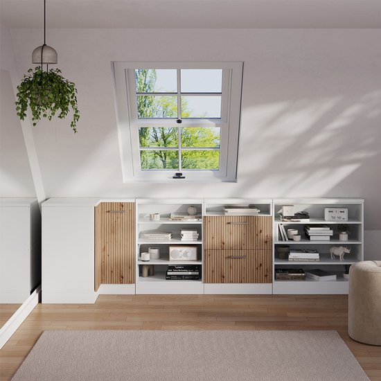 Witte kasten met houten deuren en open vakken onder een schuin dakraam.