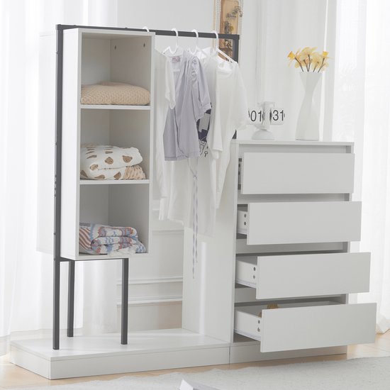 Wit meubel met open vakken, kledingrek, ladekast, kleding en decoraties.