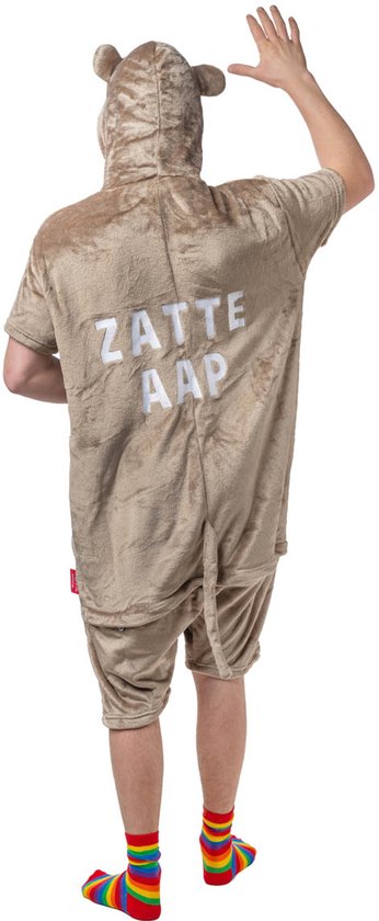 Man in bruin dierenkostuum met capuchon, zwaaiend met zijn hand. Op de achterkant staat 'Zatte Aap'.