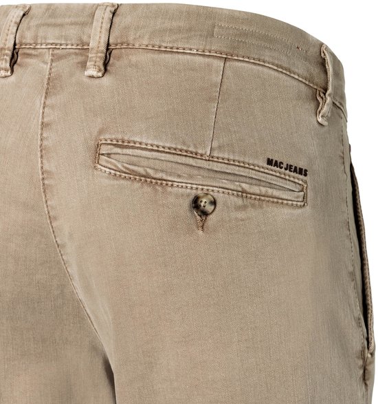 Detail van achterzak met MAC JEANS logo en knoop op beige chino broek.