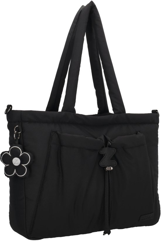 Zwarte tas met bloemvormige hanger, trekkoord en twee voorvakken.