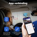 Man in auto houdt smartphone vast met AZDome app, toont Wifi verbinding en gratis app.