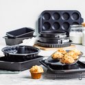 Diverse zwarte GreenPan bakvormen: cakevorm, springvormen, muffinvorm, tulbandvorm en bakplaat.
