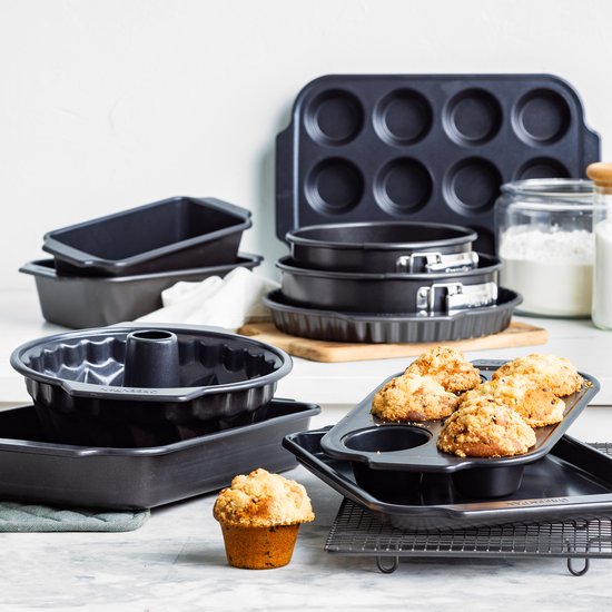 Diverse zwarte GreenPan bakvormen: cakevorm, springvormen, muffinvorm, tulbandvorm en bakplaat.