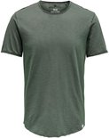 Olijfgroen T-shirt met een ronde hals en een label aan de onderkant, effen textuur.